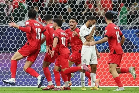 "لمسة يد واضحة".. تقنية الفيديو تمنع الهدف الثالث لمنتخب الأردن أمام مصر